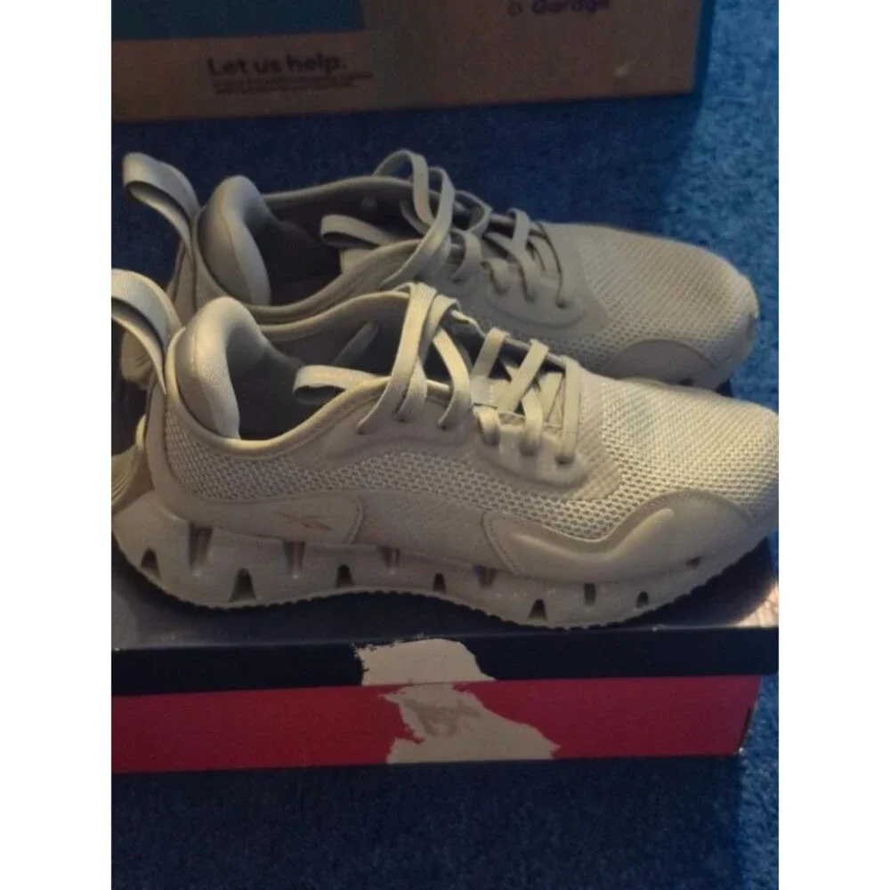 LIGHT Grey Women's  Reebok  Zig Dynamica Sneakers. Size 9
